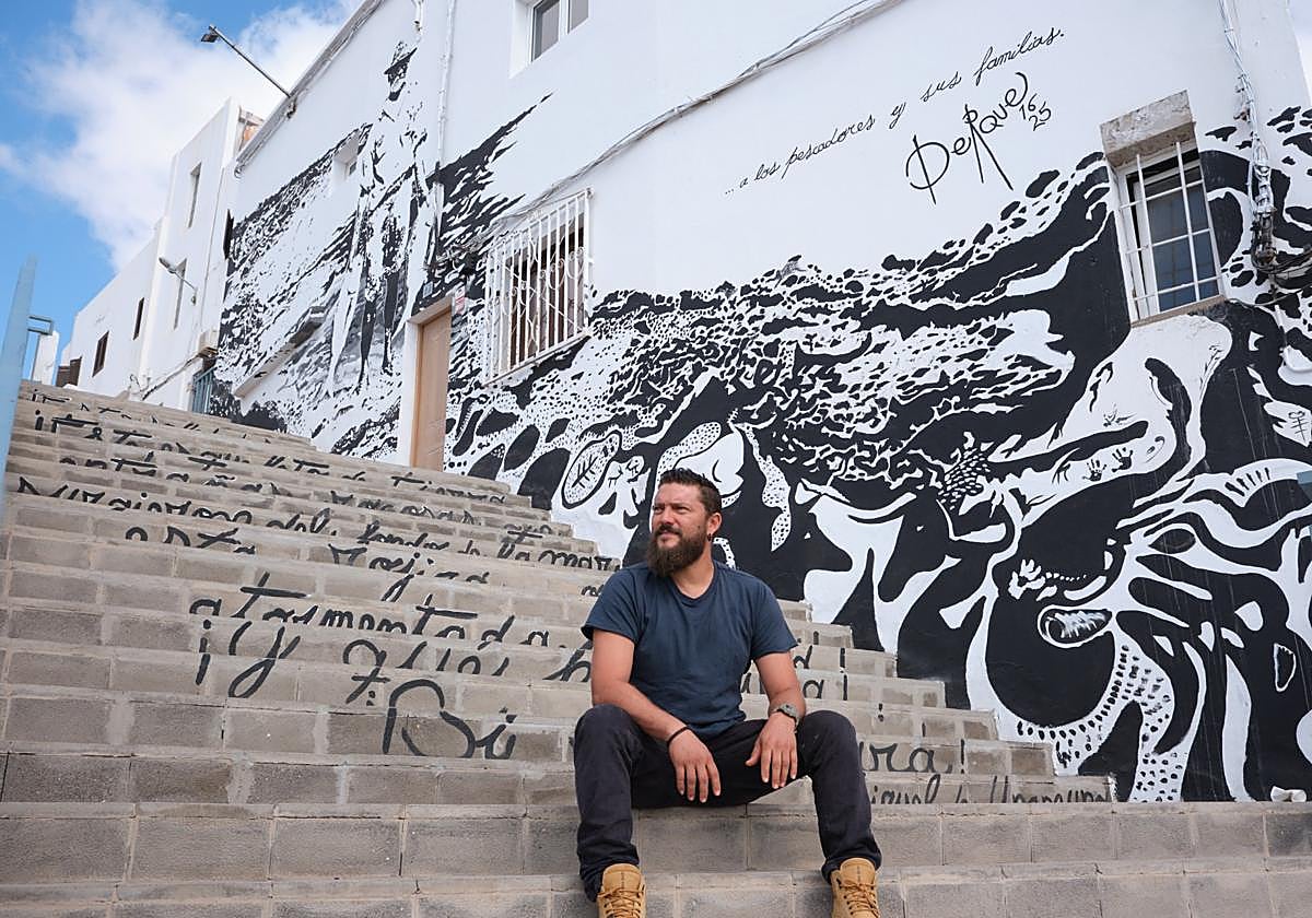 Derque Castellano, en el mural de las Escuevas, en Puerto del Rosario, que incluye el texto de Unamuno en los peldaños de la escalera.