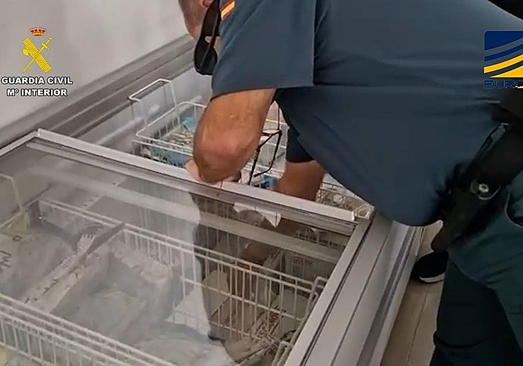La Guardia Civil incautando los productos ilícitos.