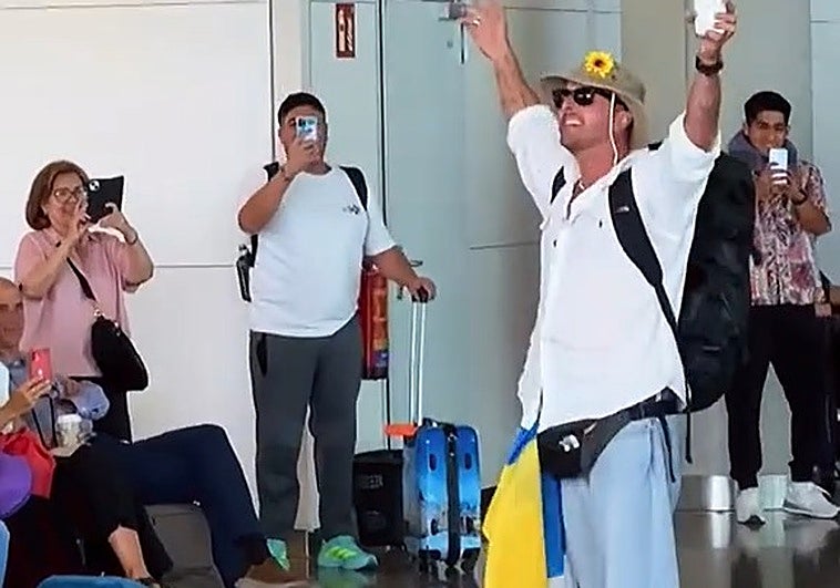 Imagen del canario cantando en el aeropuerto de Barajas.