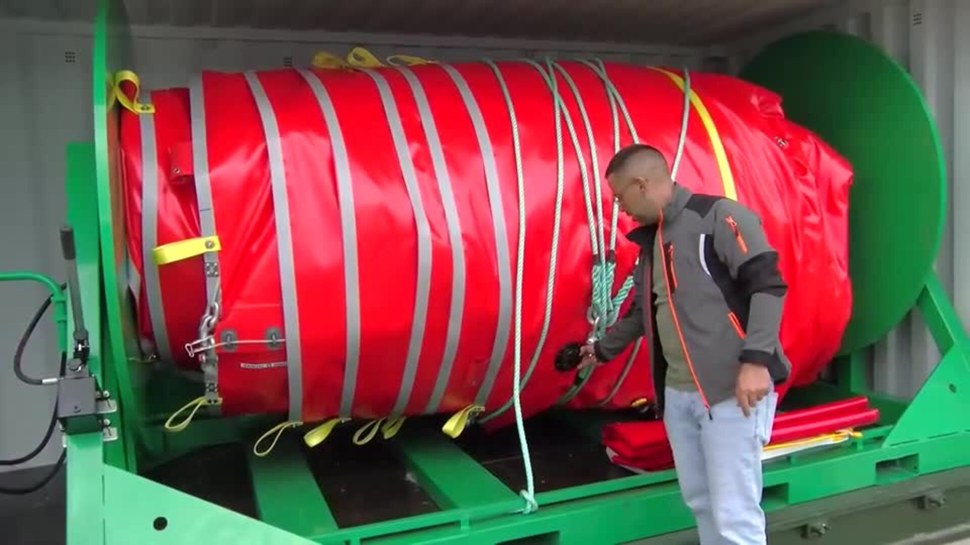 Una nueva barrera oceánica de 600 metros refuerza el sistema anticontaminación del Puerto de Las Palmas