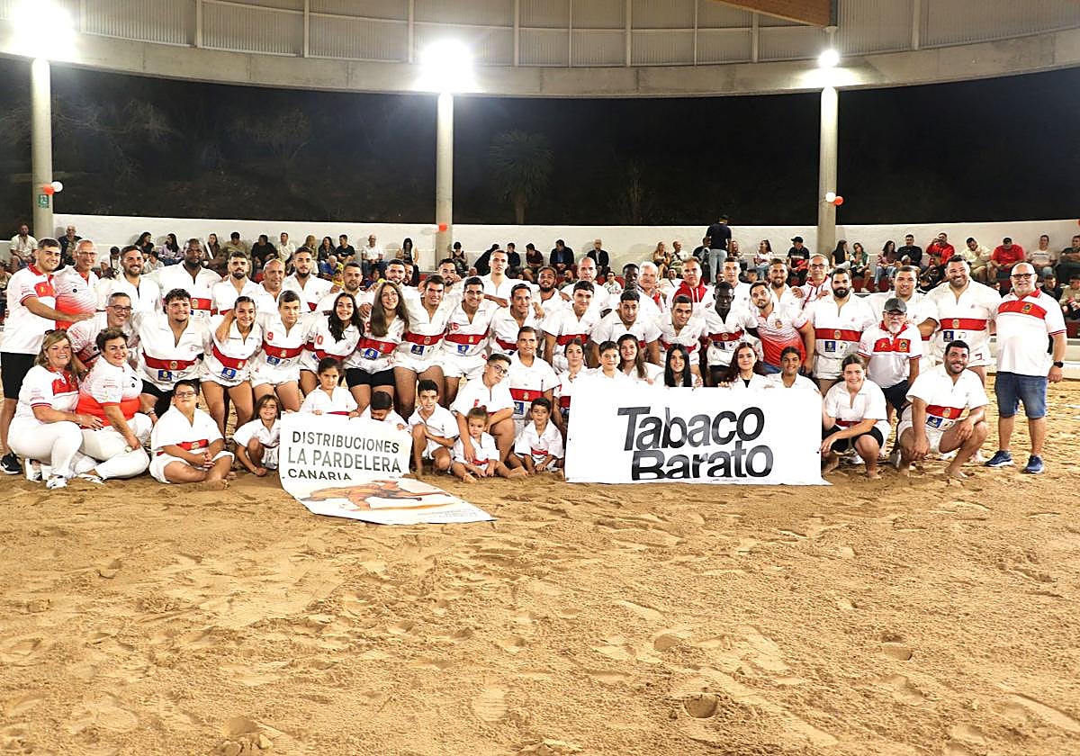 Foto de familia del Club de Lucha Adargoma.