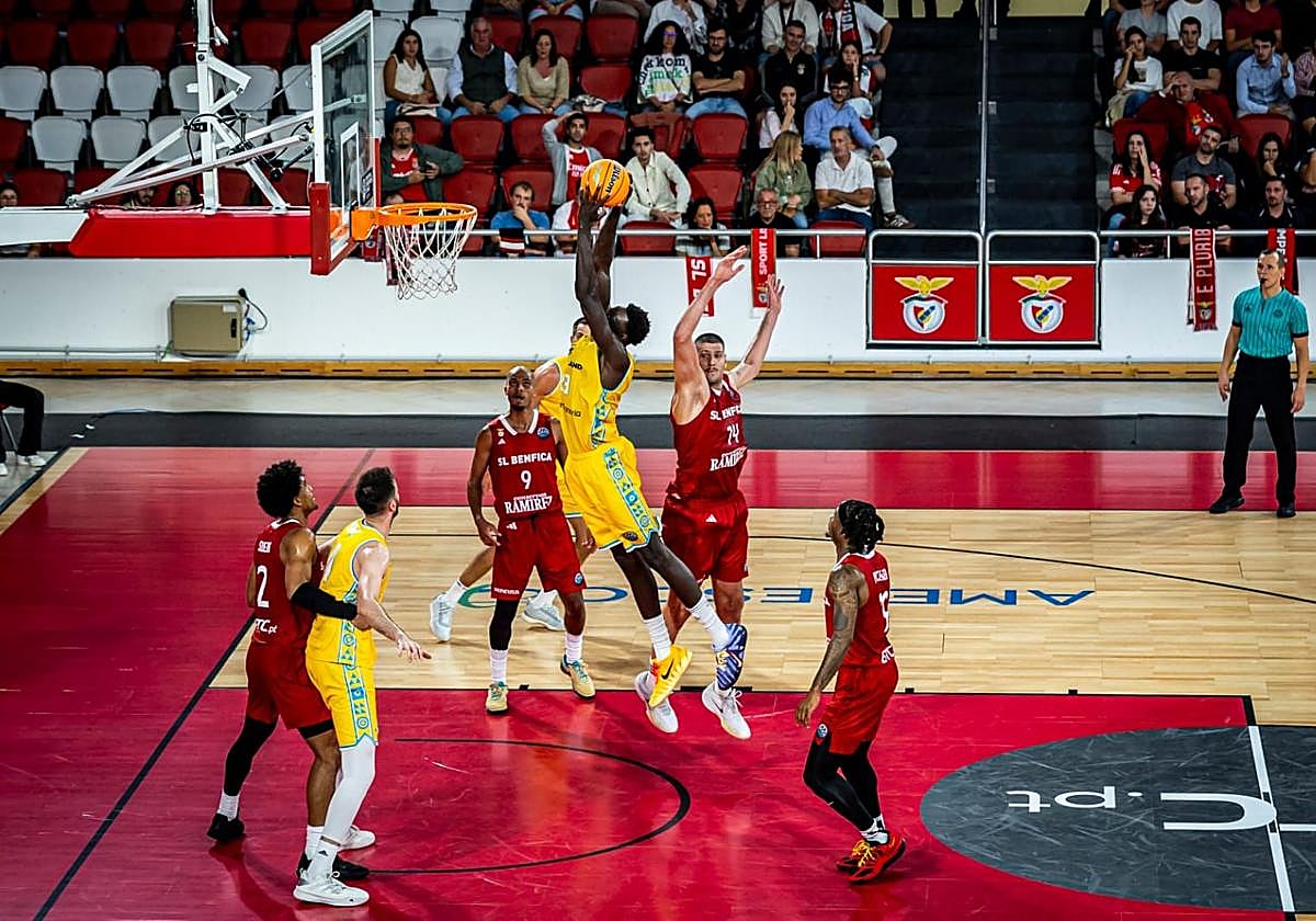 Kuath se cuelga del aro ante el Benfica.