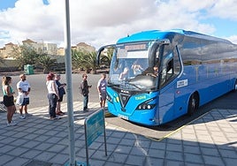 Guagua del servicio público insular de viajeros, en la parada de El Castillo, en el municipio de Antigua.