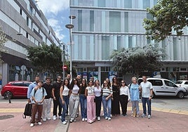 Foto grupal en el exterior de ICSE.