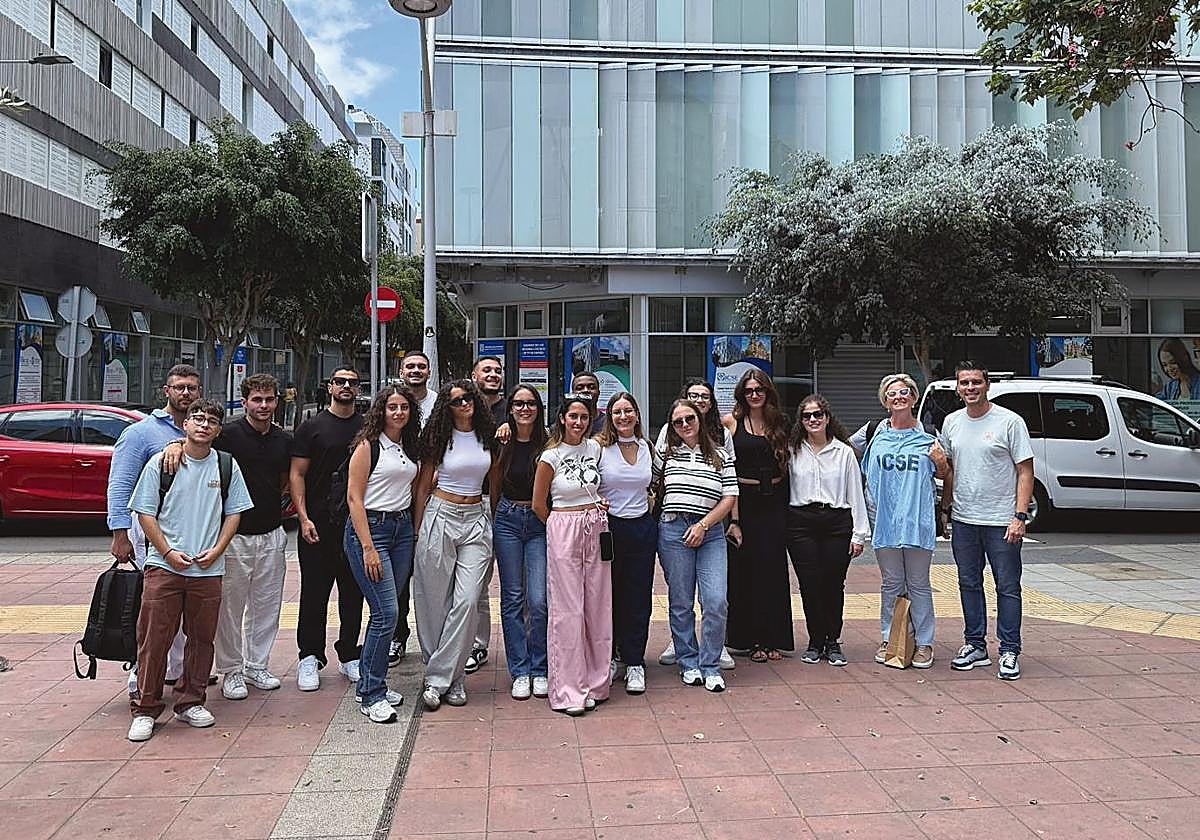 Foto grupal en el exterior de ICSE.