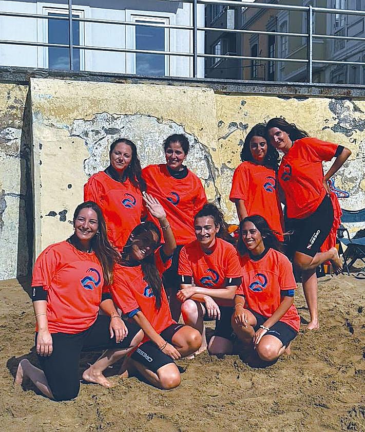 Imagen secundaria 2 - 1.- Estudiantes de la Universidad de Calabria durante una de sus visitas a empresas locales. 2.- Estudiantes italianas disfrutando de un taller deportivo en la playa de Las Canteras.