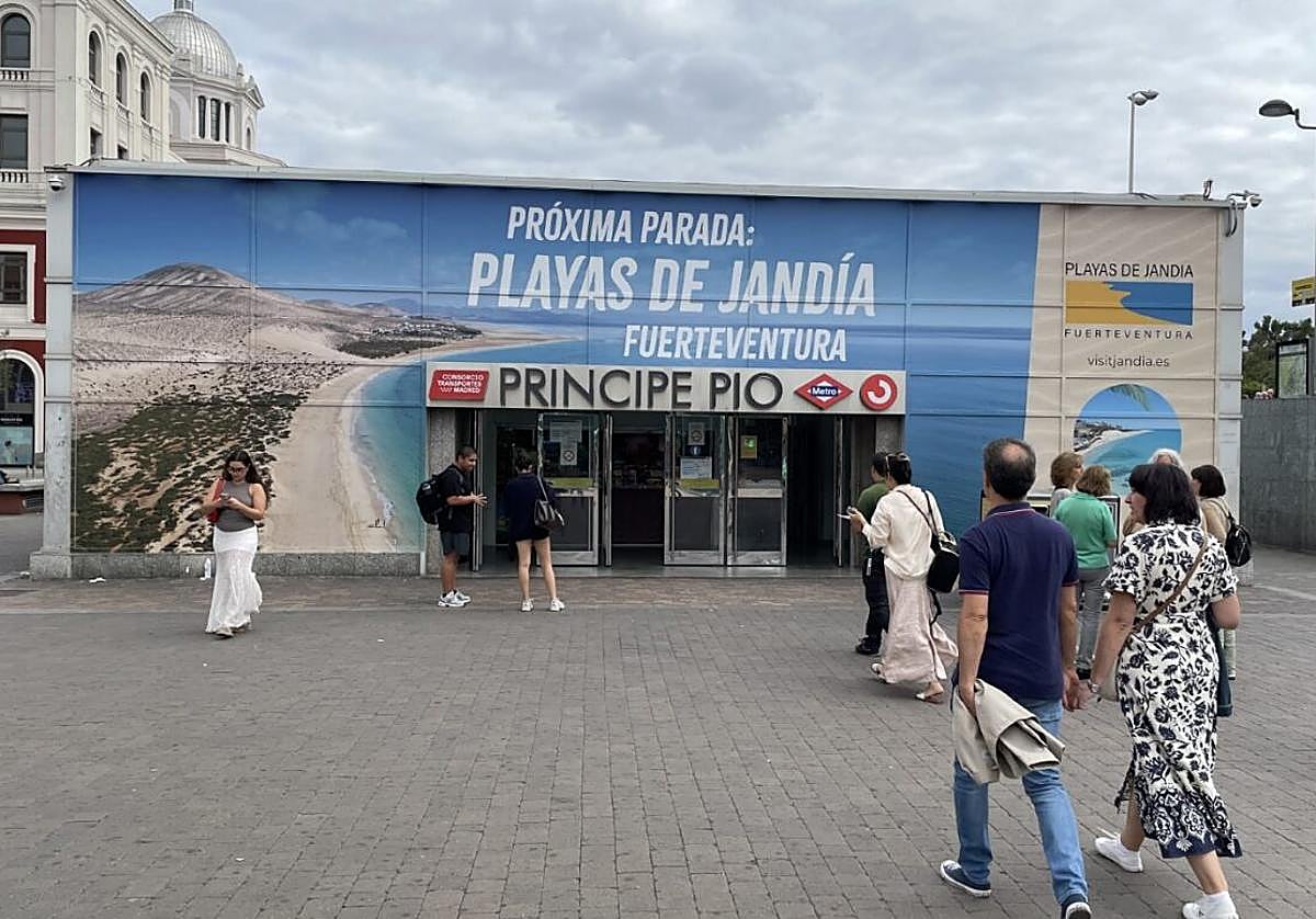 Acceso a la estación del intercambiador de metro y cercanías de Príncipe Pío, en Madrid.