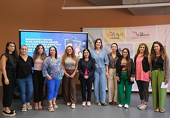 La alcaldesa, Carolina Darias, junto a la concejala de Juventud, Carla Campoamor, y las ponentes de 'Ponte a Cubierto'
