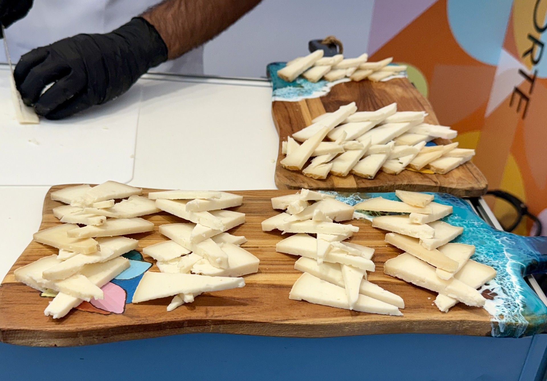 Quesos artesanales en el stand de La Oliva en San Sebastián Gastronomika