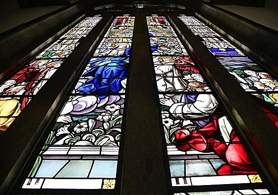 Espectacular perspectiva de una de las vidrieras de la iglesia de San Juan Bautista, en Arucas.