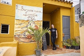 Una de las entradas, que luce una pintura de un artista local, con Jenny, la nueva generación de Juancito.