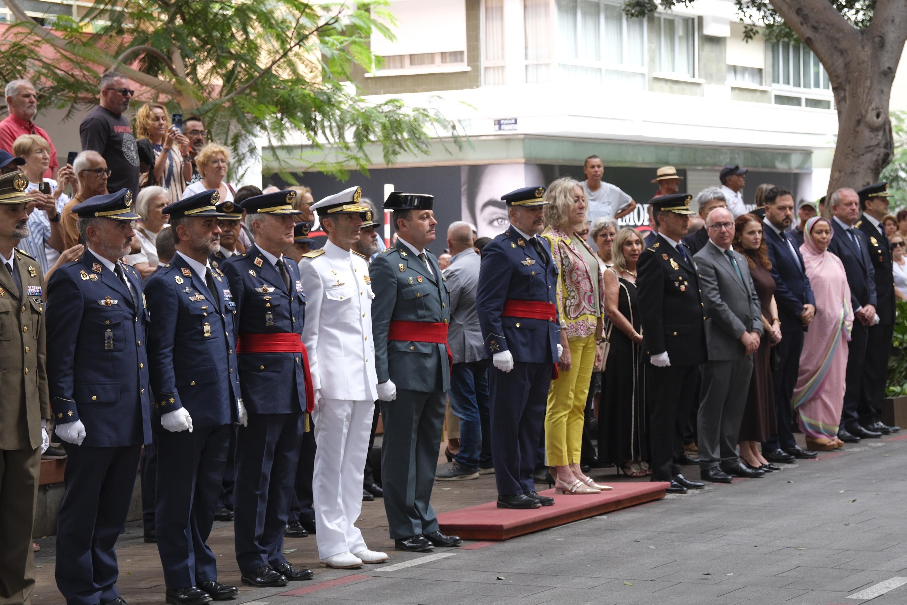 Los tres Ejércitos izan la bandera de España en Las Palmas de Gran Canaria con motivo de la Fiesta Nacional del 12 de octubre