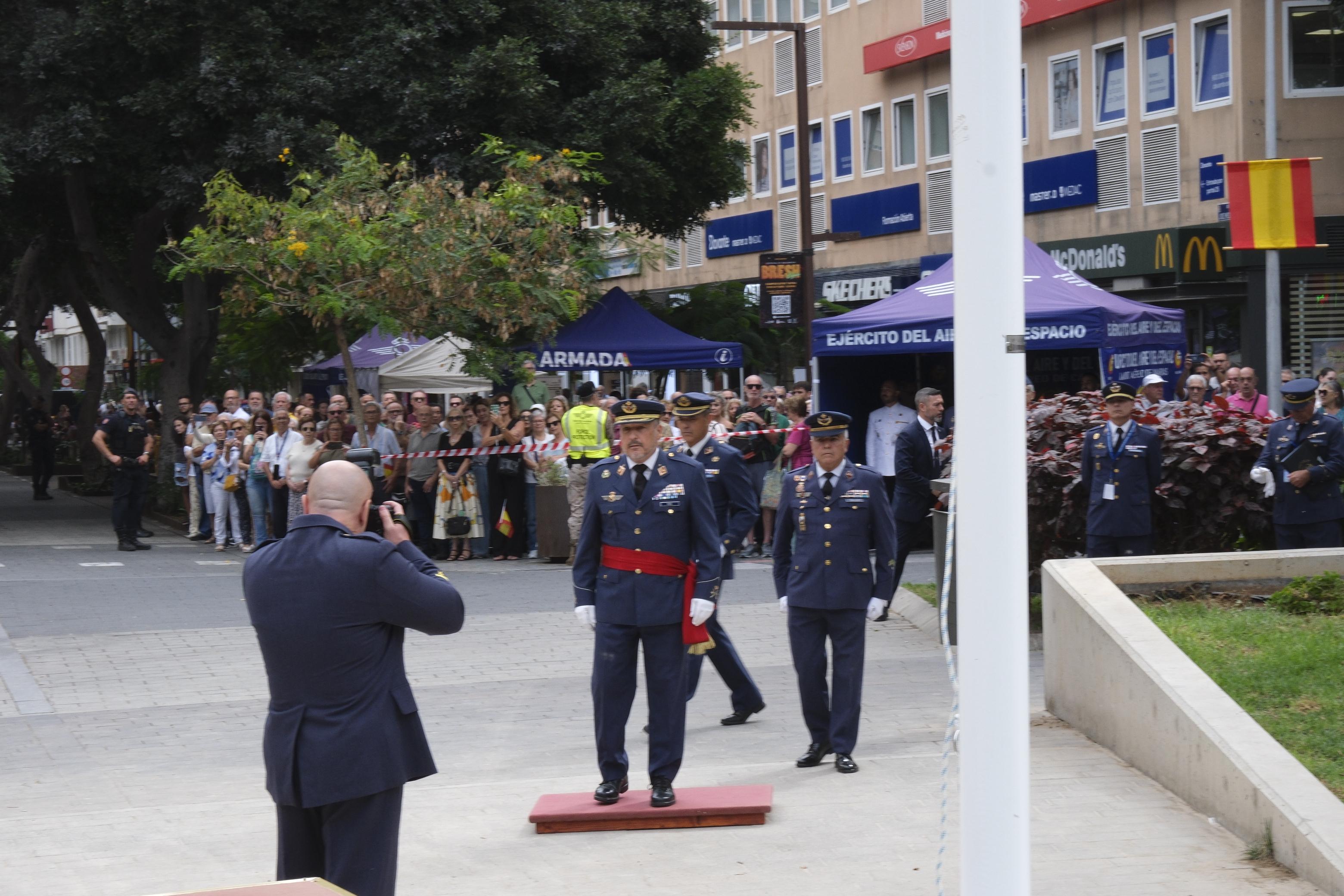 Los tres Ejércitos izan la bandera de España en Las Palmas de Gran Canaria con motivo de la Fiesta Nacional del 12 de octubre