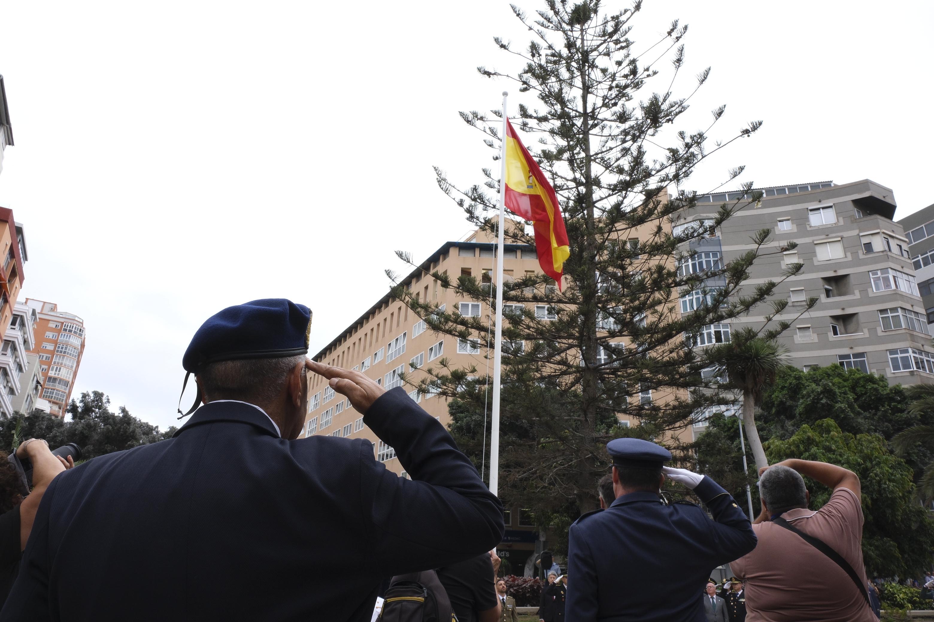 Los tres Ejércitos izan la bandera de España en Las Palmas de Gran Canaria con motivo de la Fiesta Nacional del 12 de octubre