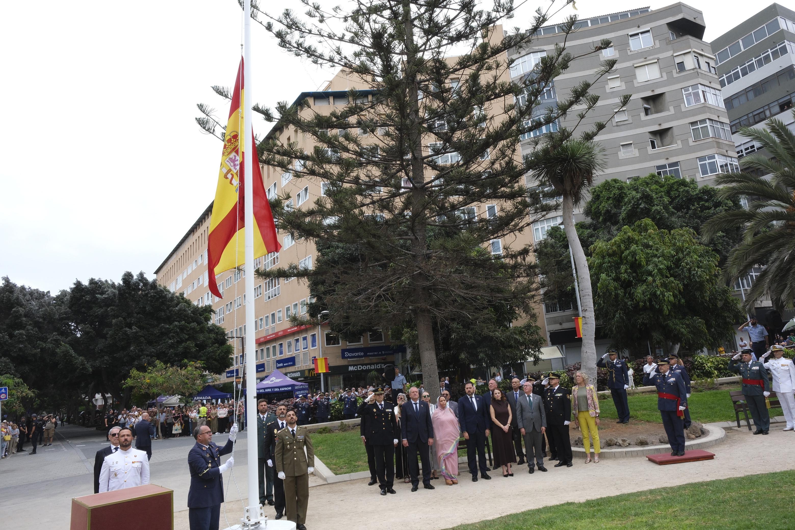 Los tres Ejércitos izan la bandera de España en Las Palmas de Gran Canaria con motivo de la Fiesta Nacional del 12 de octubre