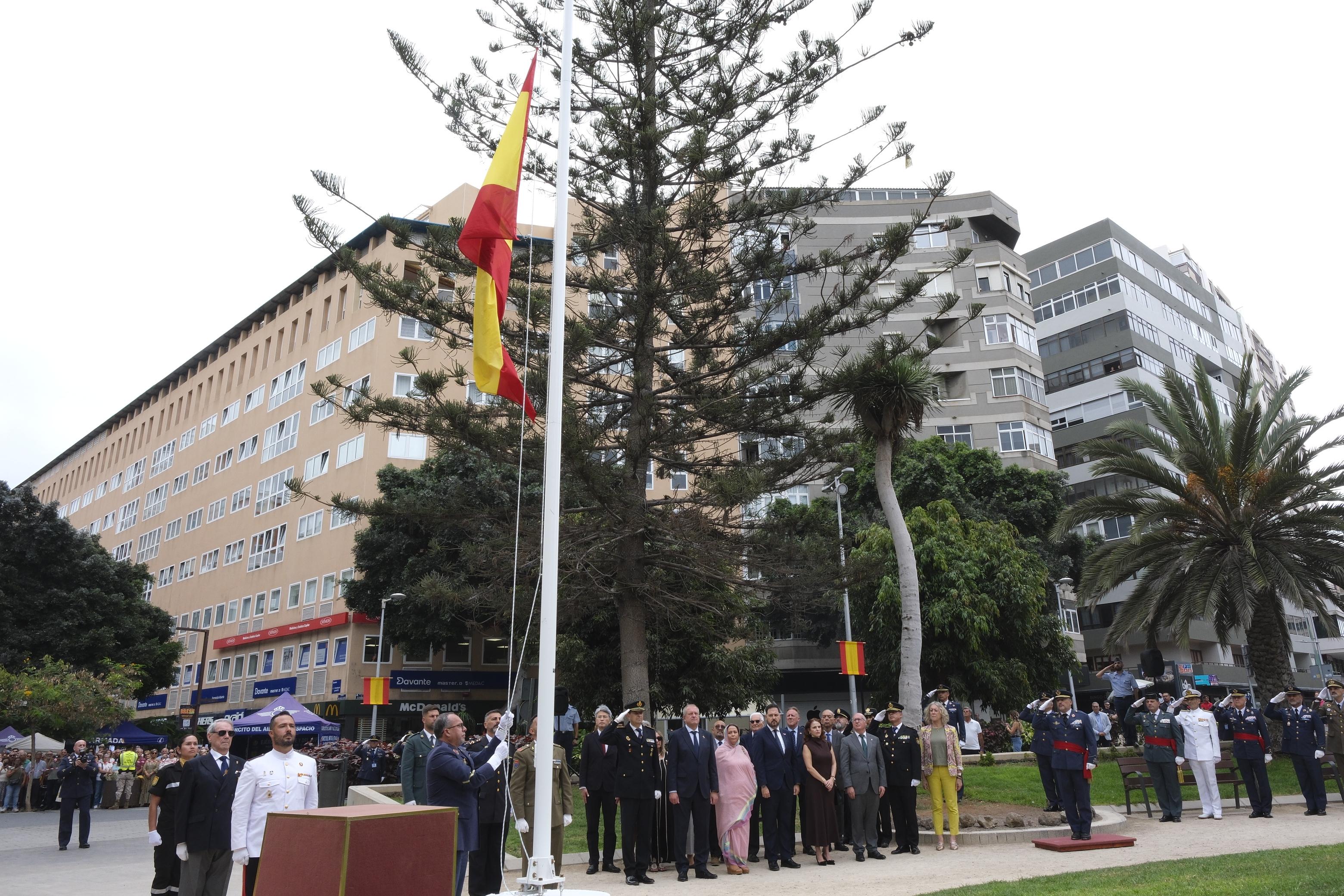 Los tres Ejércitos izan la bandera de España en Las Palmas de Gran Canaria con motivo de la Fiesta Nacional del 12 de octubre
