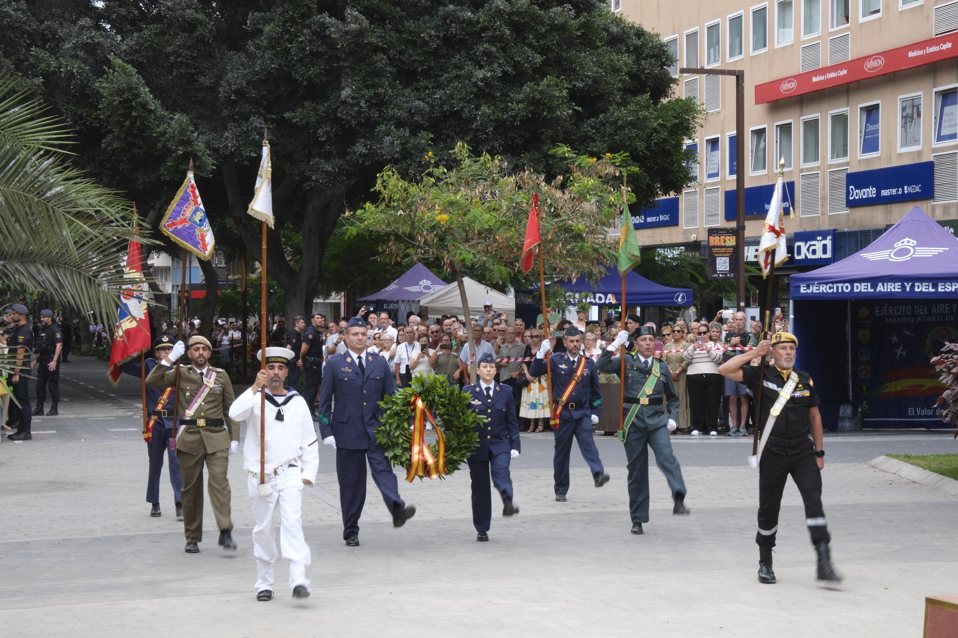 Los tres Ejércitos izan la bandera de España en Las Palmas de Gran Canaria con motivo de la Fiesta Nacional del 12 de octubre