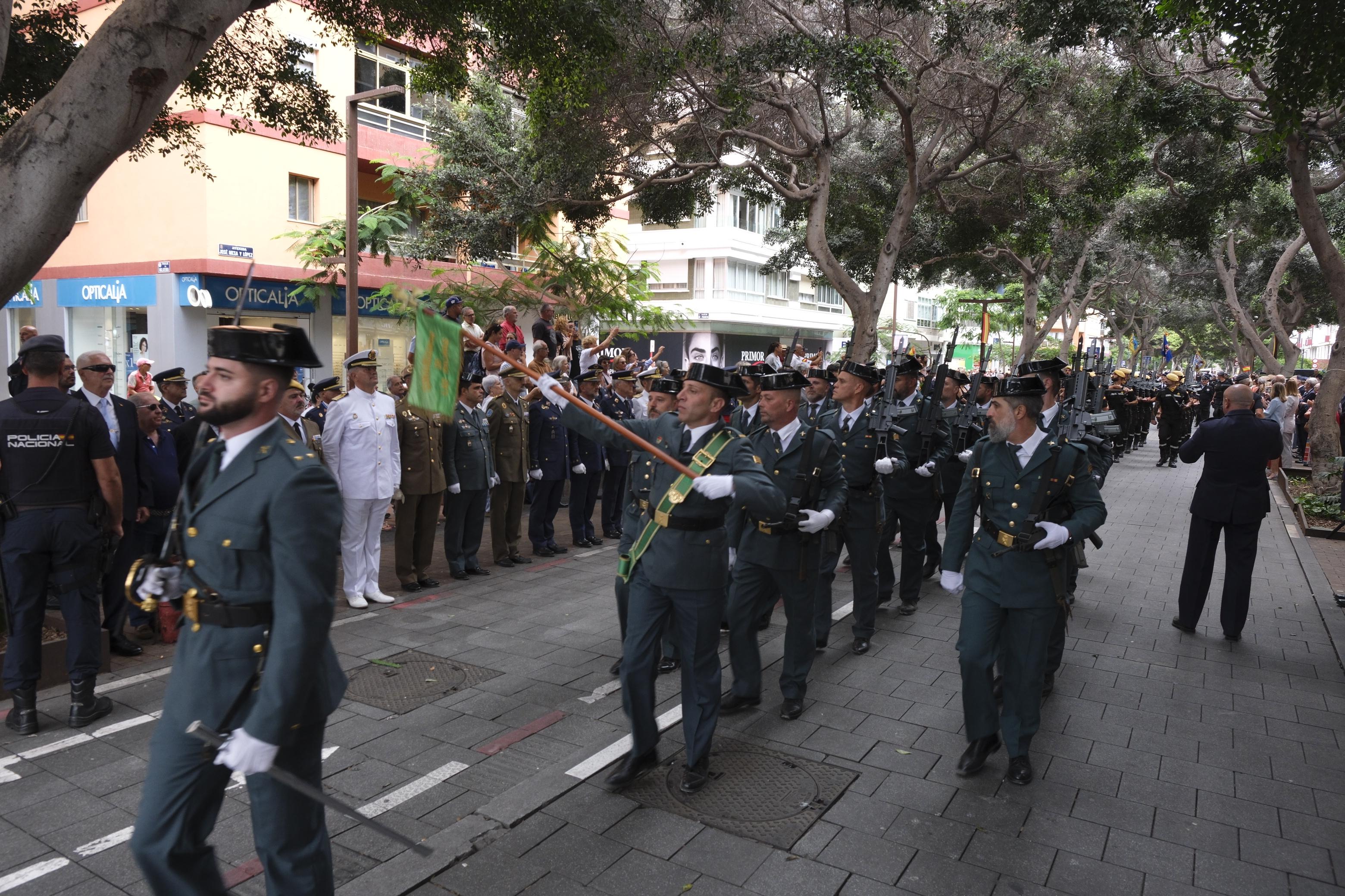 Los tres Ejércitos izan la bandera de España en Las Palmas de Gran Canaria con motivo de la Fiesta Nacional del 12 de octubre