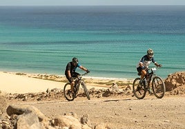 Dos ciclistas, a su paso por las playas de sotavento de Jandía.