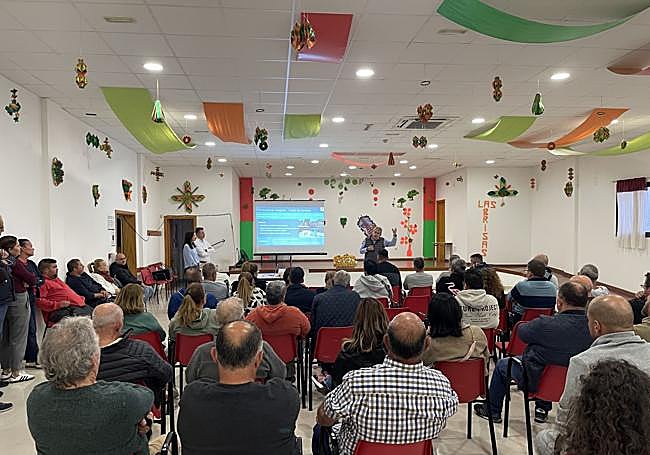 Vecinos de Castillo del Romeral, en la reunión a la que les convocó el alcalde.