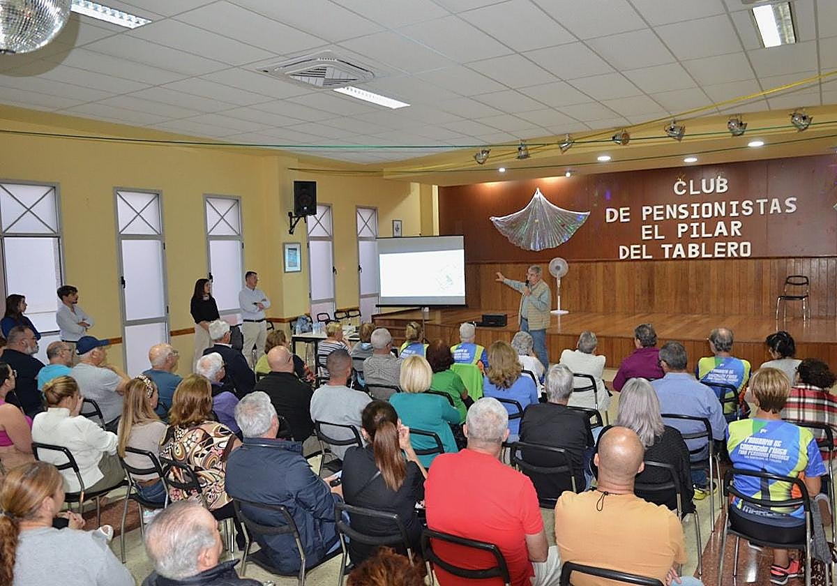 El alcalde le explicó el proyecto a los vecinos de El Tablero.