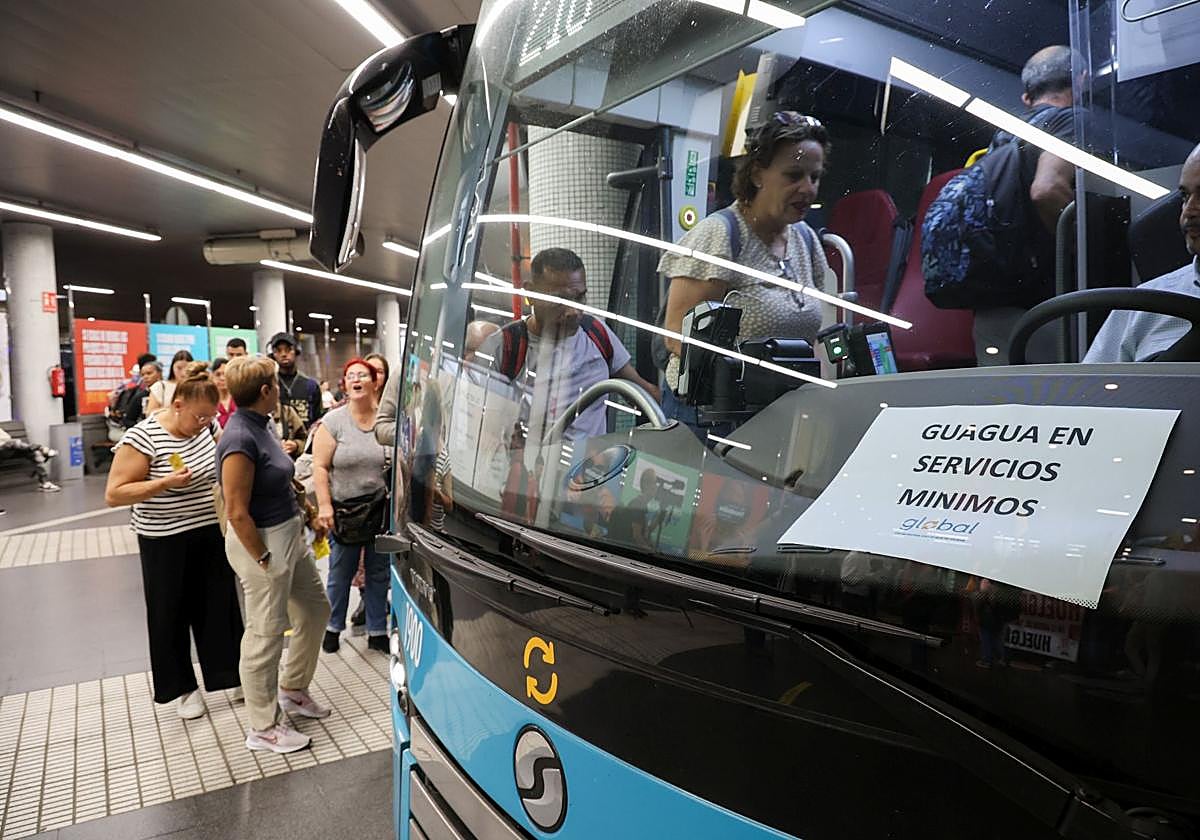 Una guagua realiza los servicios mínimos durante la huelga.