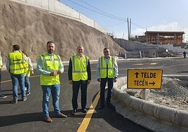 Augusto Hidalgo, consejero del Cabildo, junto a Juan Antonio Peña, alcalde de Telde, y Francisco Atta, alcalde de Valsequillo, al lado de la nueva rotonda de Tecén.