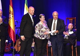 Momento que se entraga uno de los honores