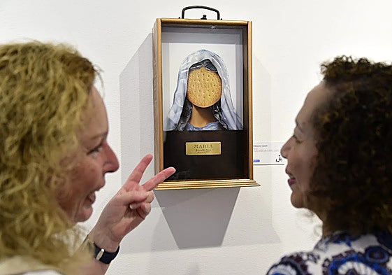 Imagen de personas viendo la exposición 'Cajas para un sueños' en Casa África.