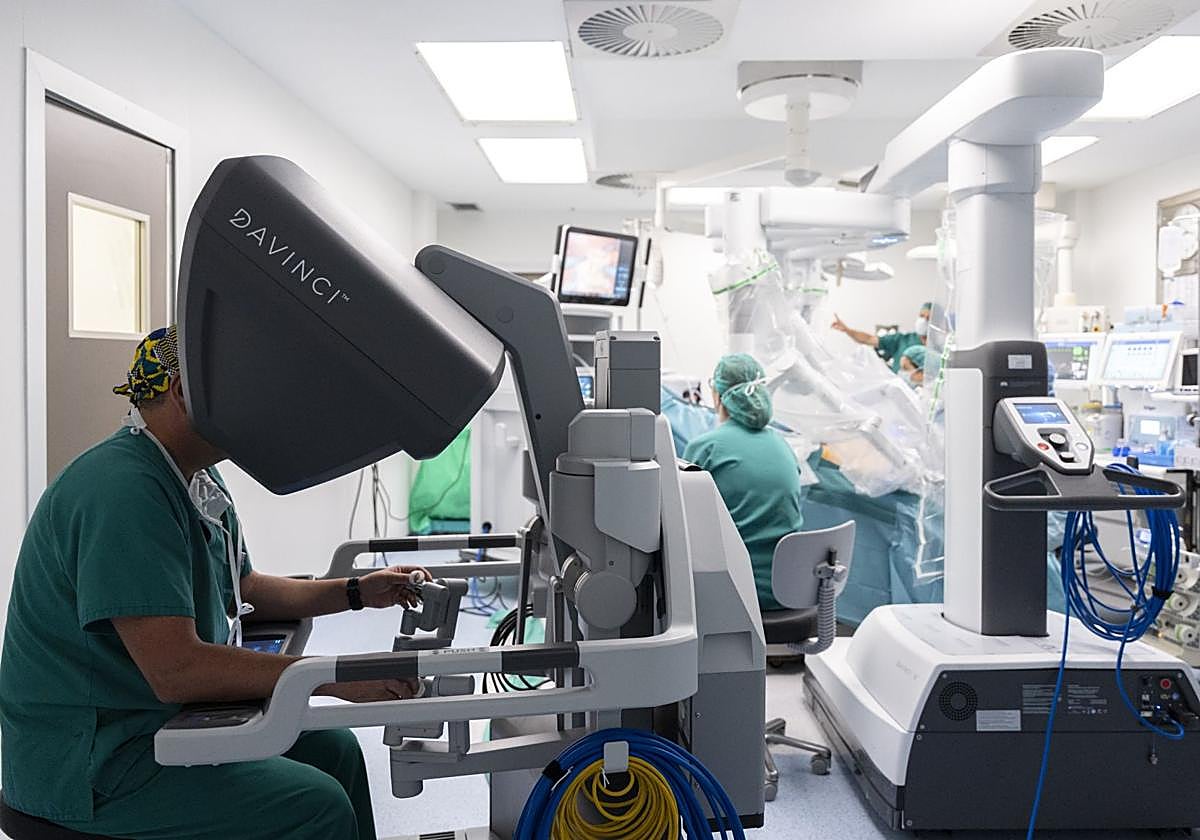 Hospital Universitario Hospiten Rambla, imagen sistema quirúrgico Da Vinci Xi.