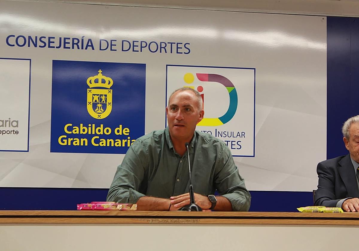 El voto de Víctor Navarro, edil socialista en el Ayuntamiento de Valsequillo y asesor en la Consejería de Deportes del Cabildo, es clave para una posible moción de censura.