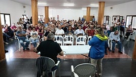 Reunión informativa celebrada este jueves en el centro cívico de El Burrero
