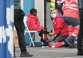 Un menor migrante atendido por Cruz Roja en el muelle de Los Cristianos el pasado enero.