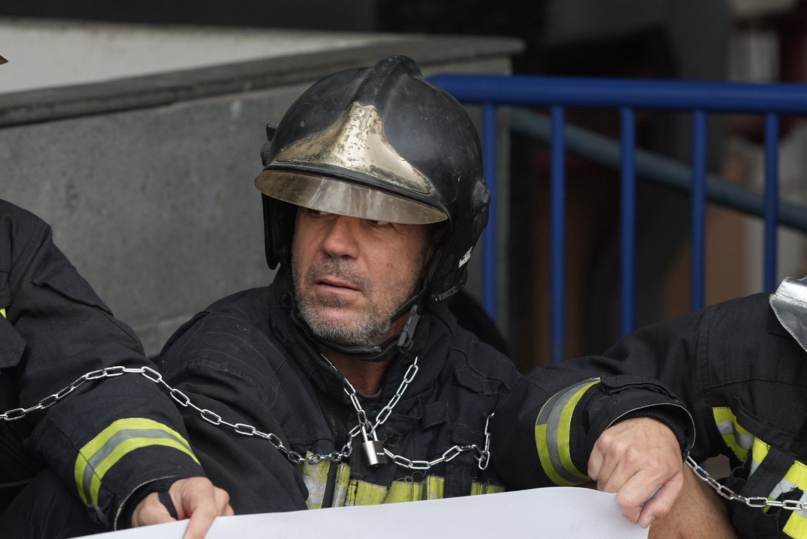 Varios bomberos se encadenan en el Ayuntamiento de Las Palmas de Gran Canaria