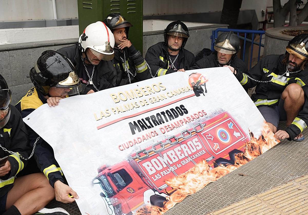 Varios bomberos se encadenan en el Ayuntamiento de Las Palmas de Gran Canaria