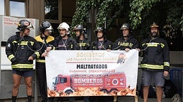 Imagen de los bomberos encadenados a las puertas del Ayuntamiento de Las Palmas de Gran Canaria.