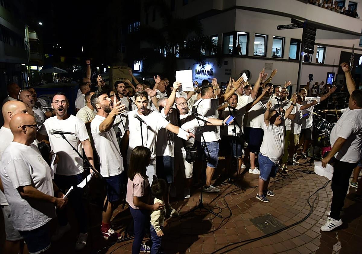 Los Melindrosos durante su actuación en La Naval.