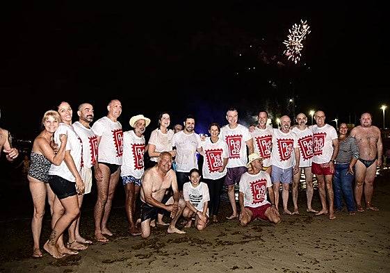 Algunos de los asistentes que no se resistieron al baño nocturno.