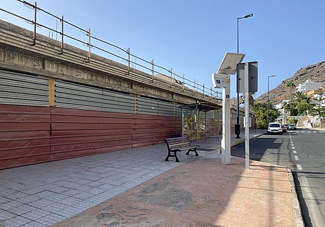 Fachada que da a la Avenida del Marinero, que tuvo que ser vallada.