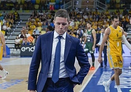 Lakovic se retira al banquillo cariacontecido.