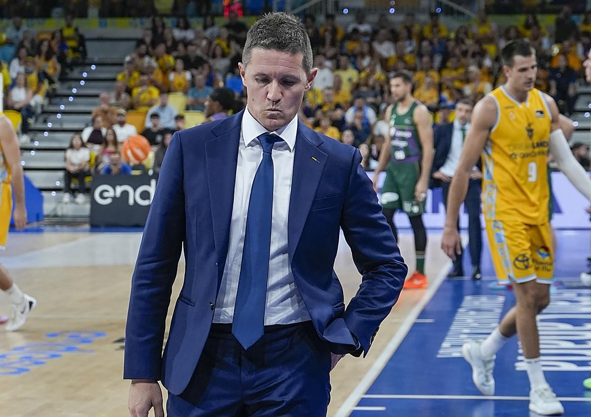 Lakovic se retira al banquillo cariacontecido.