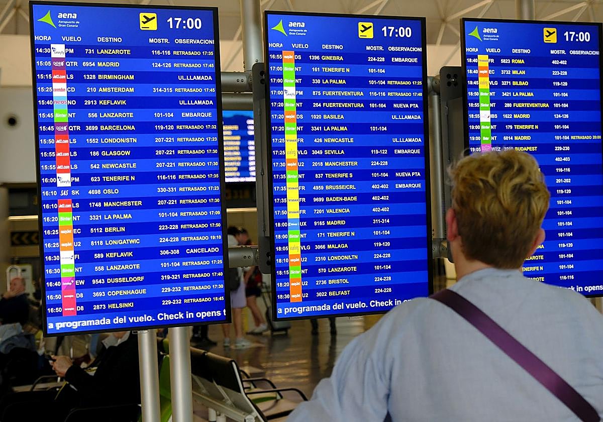 Una viajera consulta el panel de vuelos en el Aeropuerto de Gran Canaria.