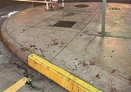 El rastro de sangre de la víctima era visible en la acera.
