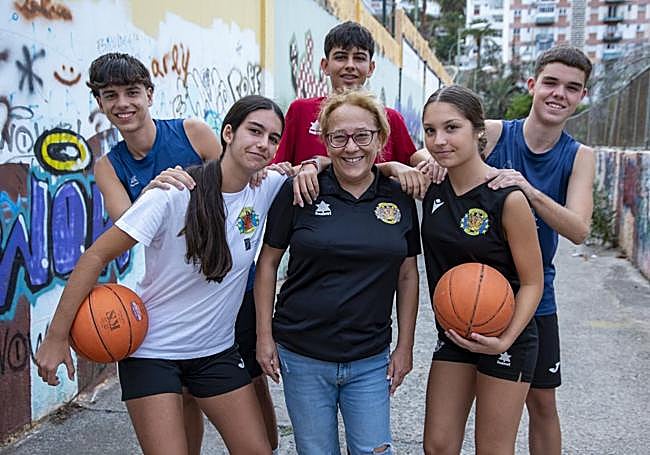 Begoña Suárez junto algunos de los integrantes de la familia Esbisoni.