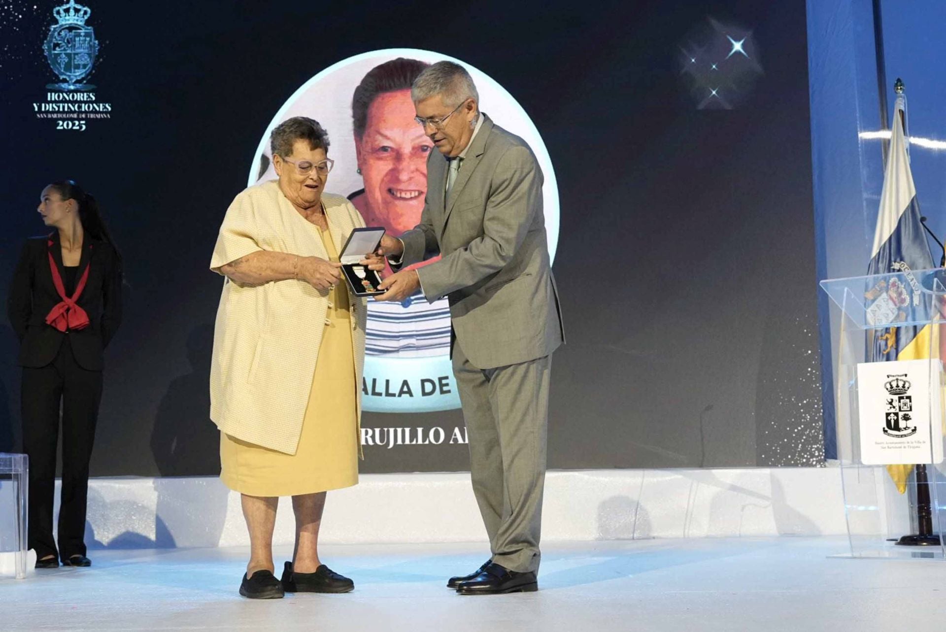San Bartolomé rinde homenaje a once vecinos que han dejado huella en el municipio