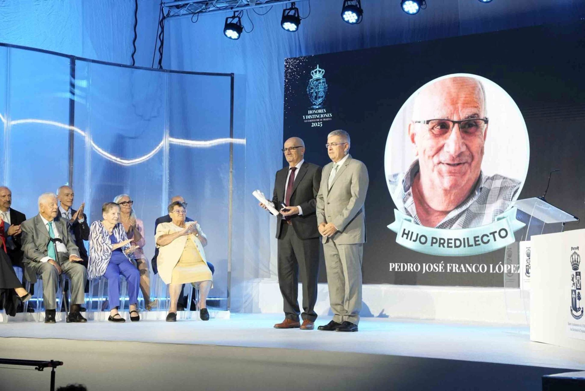 San Bartolomé rinde homenaje a once vecinos que han dejado huella en el municipio