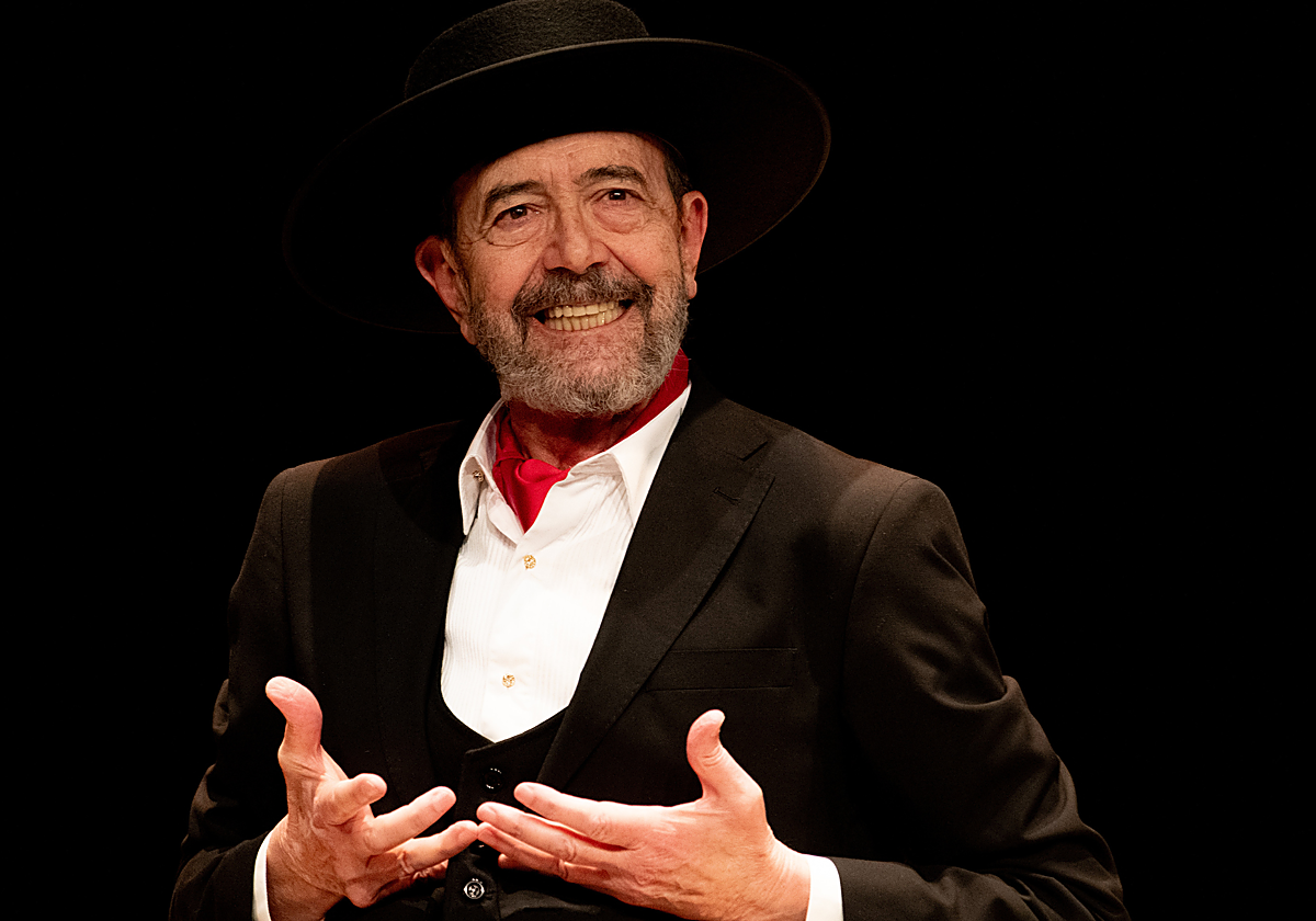 El actor Miguel Rellán caracterizado como Juan Martínez en plena escena.