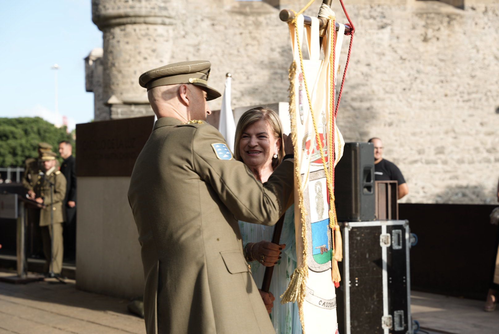 La Naval revive la historia: la recreación de la batalla naval llena de luz y tradición las calles de La Isleta