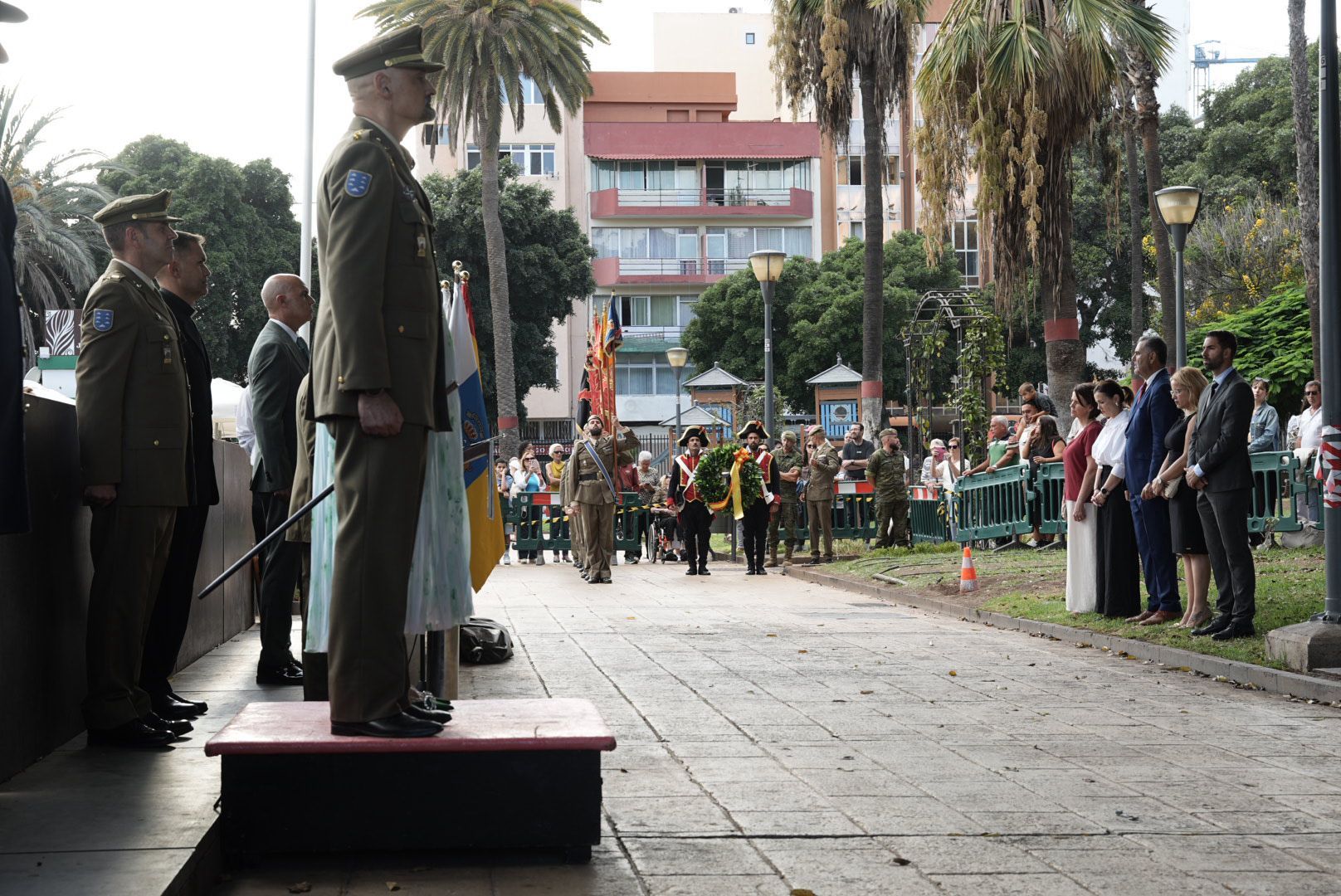 La Naval revive la historia: la recreación de la batalla naval llena de luz y tradición las calles de La Isleta
