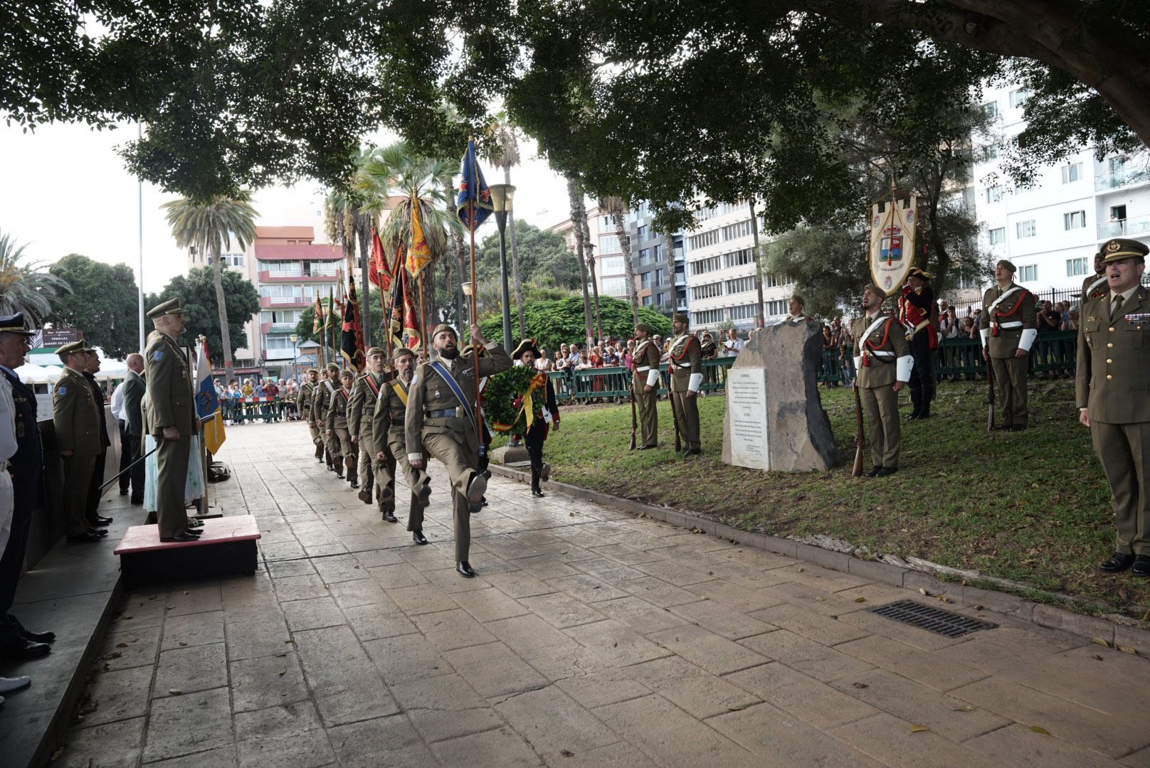 La Naval revive la historia: la recreación de la batalla naval llena de luz y tradición las calles de La Isleta